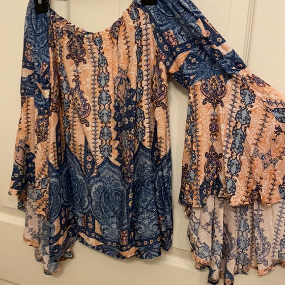 Floral off-shoulder top. Size XS. - Picture 1 of 4